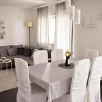 Apartman Apartments With Hot Tub Novi Vinodolski - 2348 *