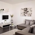 Apartman Apartments With Hot Tub Novi Vinodolski - 2348 *