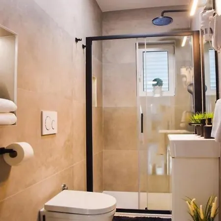 Apartments With Hot Tub Novi Vinodolski - 2348 דירה *