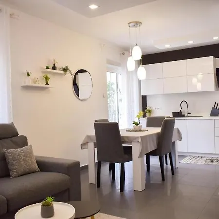 דירה Apartments With Hot Tub Novi Vinodolski - 2348 נובי ווינודולסקי