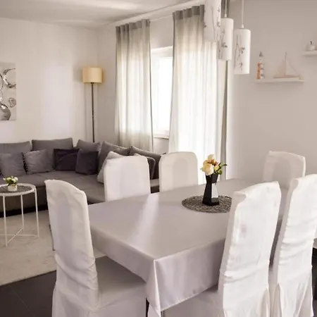 דירה Apartments With Hot Tub Novi Vinodolski - 2348 *