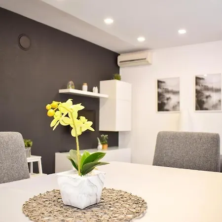 Apartments With Hot Tub Novi Vinodolski - 2348 נובי ווינודולסקי