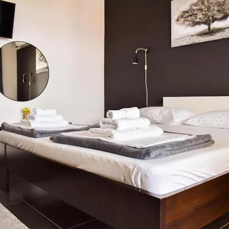 Apartments With Hot Tub Novi Vinodolski - 2348 * נובי ווינודולסקי