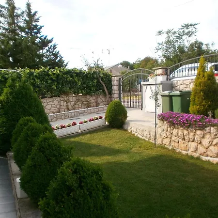 Apartments With Hot Tub Novi Vinodolski - 2348