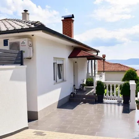 Apartments With Hot Tub Novi Vinodolski - 2348 Apartman *