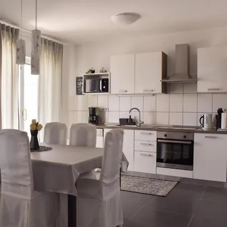 Apartments With Hot Tub Novi Vinodolski - 2348 Lägenhet Novi Vinodolski